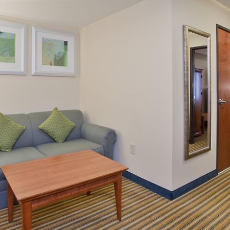 Holiday Inn Express Hotel & Suites Fredericksburg By Ihg Exterior foto