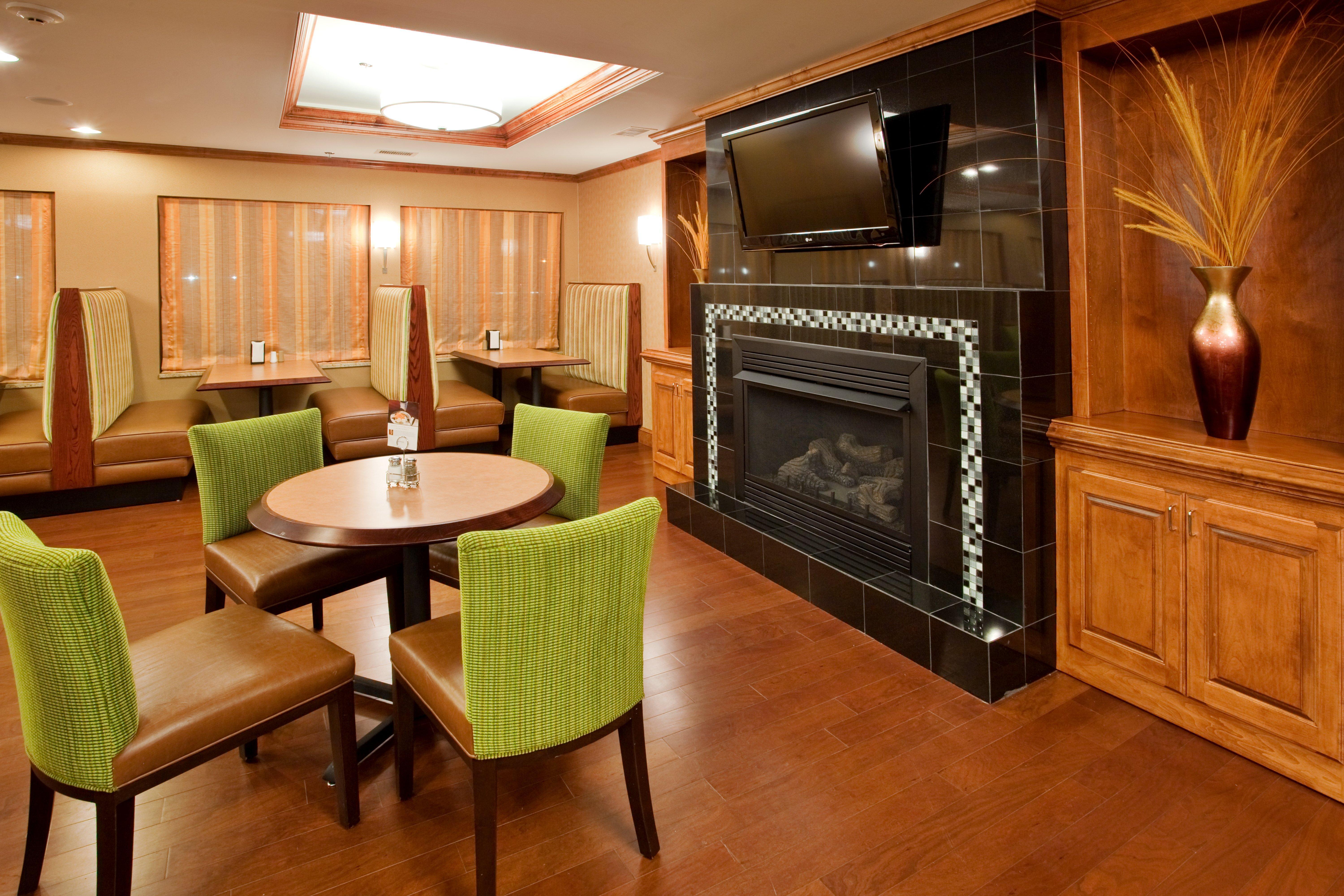 Holiday Inn Express Hotel & Suites Fredericksburg By Ihg Exterior foto